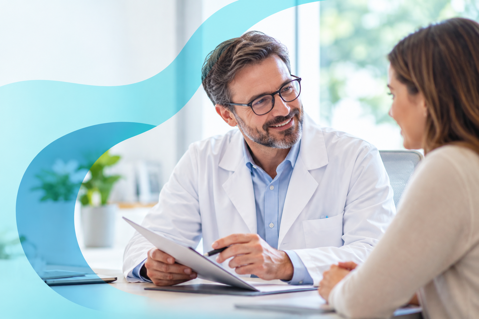 Médico conversa com uma paciente durante a consulta